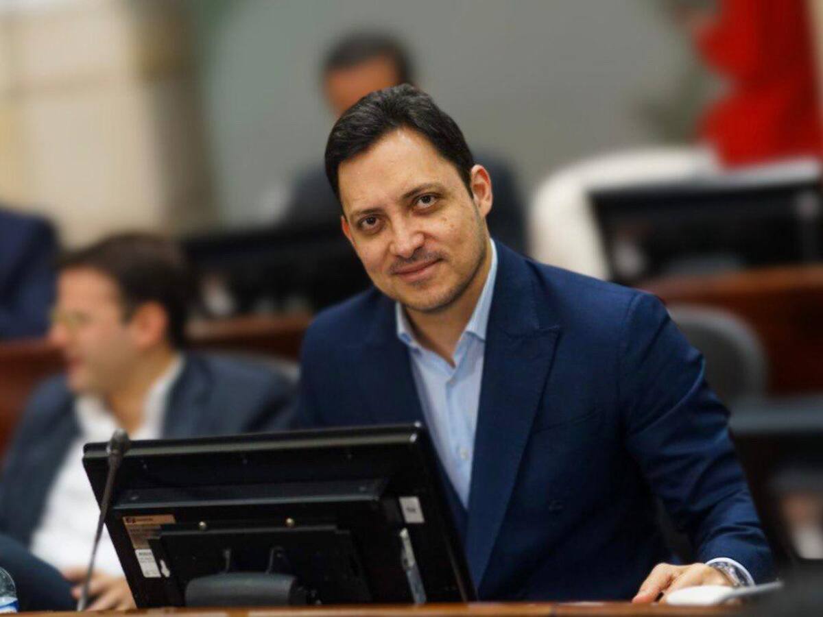 Lo que está haciendo el gobierno con la emergencia económica es un asalto y fechoría: Carlos Motoa