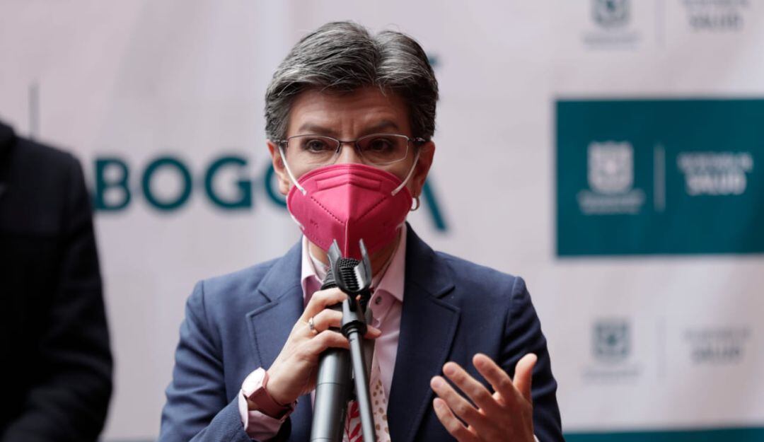 Claudia López arremete contra Petro y Uribe