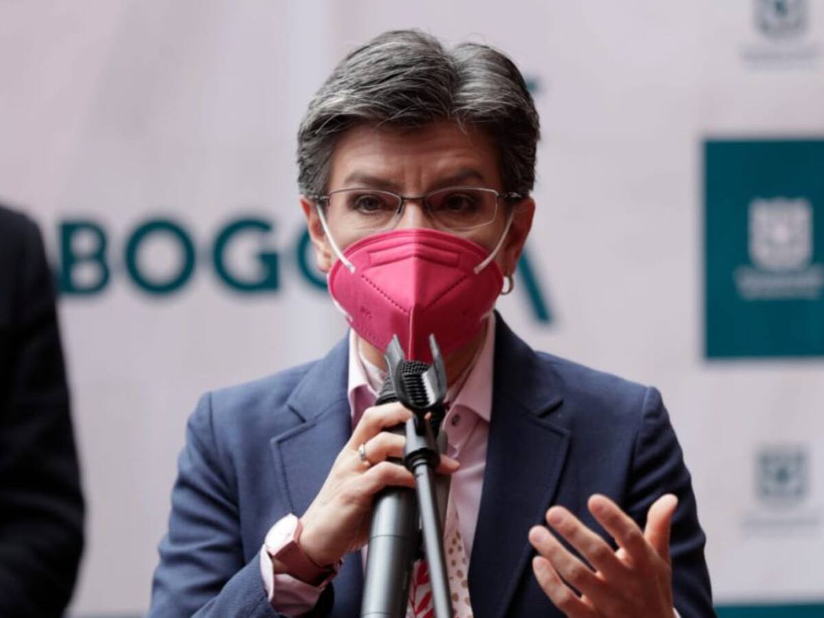 Claudia López arremete contra Petro y Uribe: "Oportunistas irresponsables"