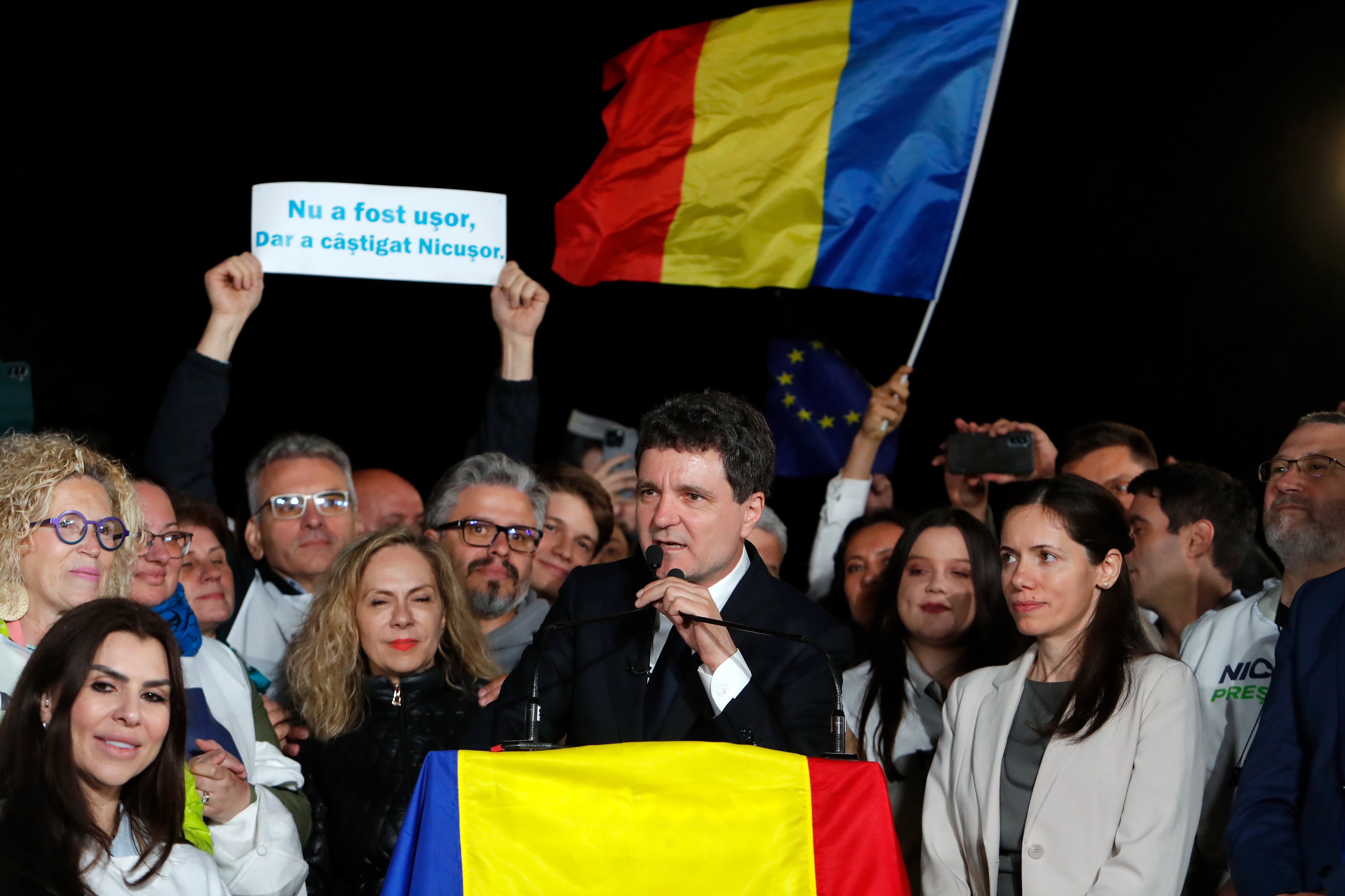 Bucharest (Romania), 19/05/2025.- Bucharest City Mayor Nicusor Dan (C), an Independent presidential candidate supported by the Force of Right (FD) party, celebrates his victory hours after the first exit-polls results were announced, in Bucharest, Romania, early 19 May 2025. Nicusor Dan, is coming out ahead of his far-right rival George Simon in preliminary exit polls according to the Permanent Electoral Authority (AEP). (Elecciones, Rumanía, Bucarest) EFE/EPA/ROBERT GHEMENT