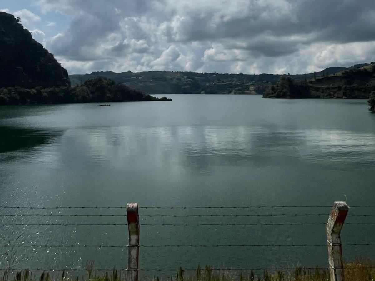 Hallan cuerpo sin vida de un hombre en el lago Calima; autoridades investigan causas de la muerte