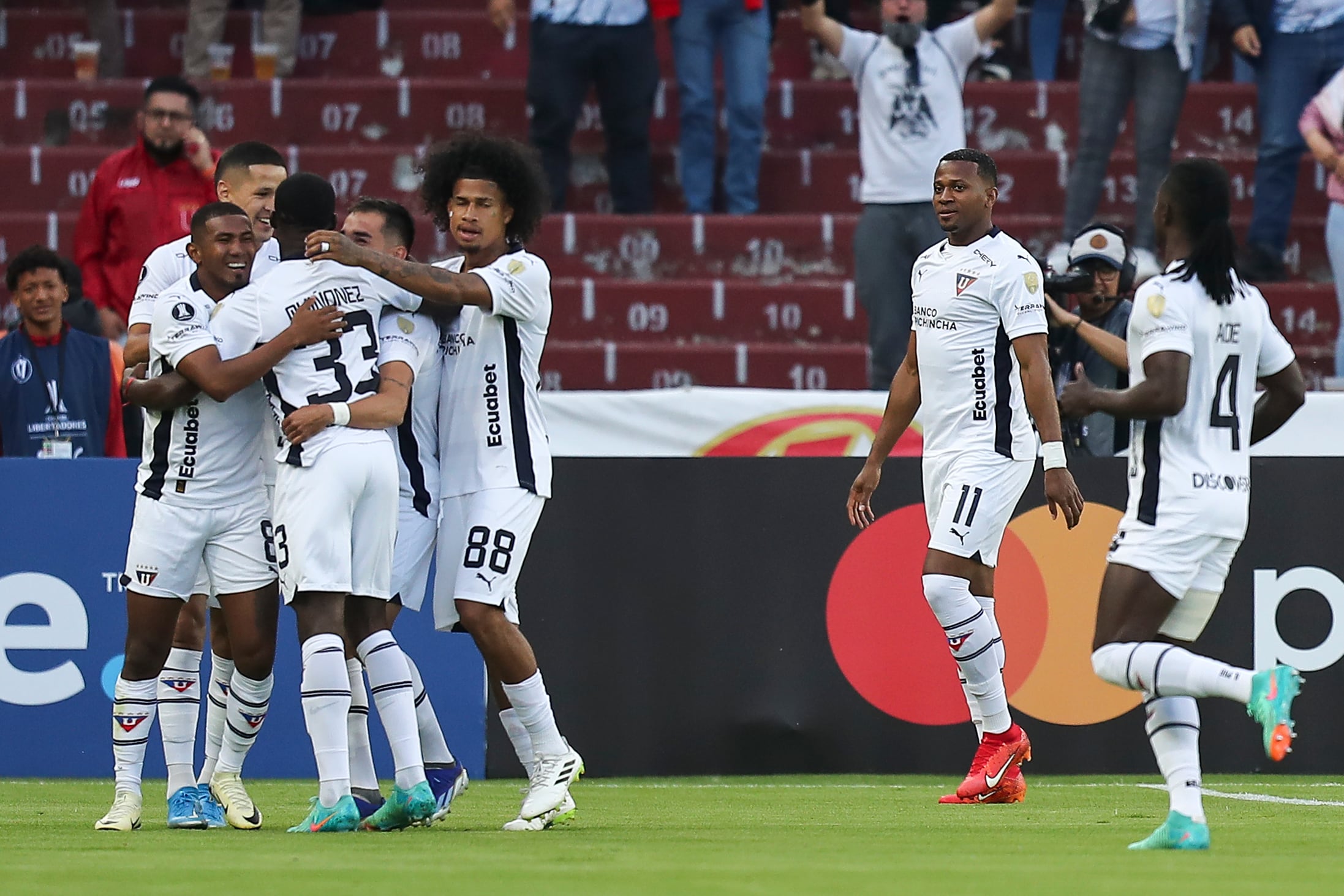 AMDEP9778. QUITO (ECUADOR), 11/04/2024.- Jugadores de LDU celebran un gol este jueves, en un partido de la fase de grupos de la Copa Libertadores contra Botafogo en el estadio Rodrigo Paz Delgado en Quito (Ecuador). EFE/ José Jácome
