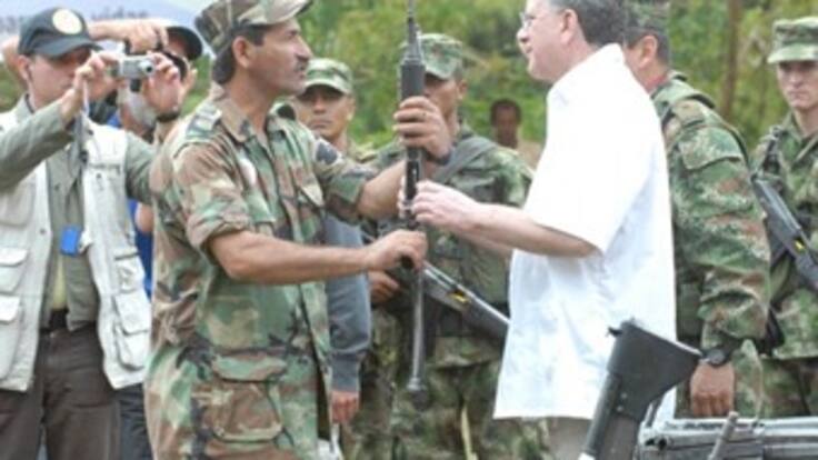 Uribe admite engaño en falsas desmovilizaciones y dice que la culpa no fue del comisionado