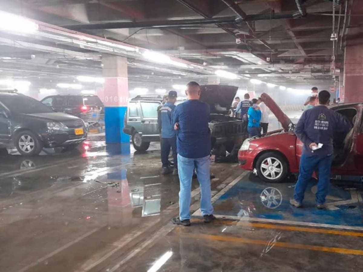 Carro se incendió en el parqueadero de Caribe Plaza