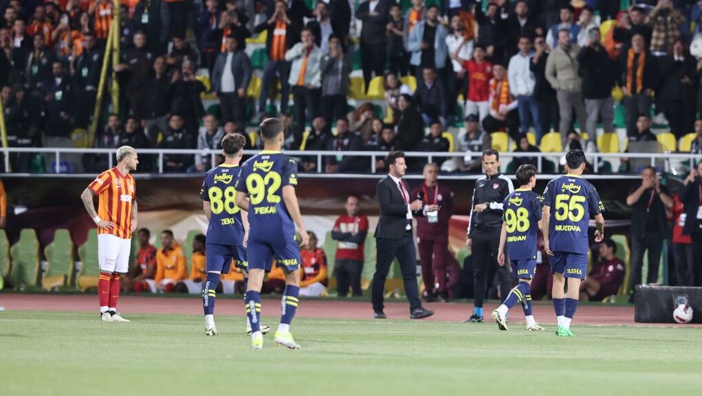 Jugadores del Fenerbahce se retiran del terreno de juego en la final de la Supercopa ante Galatasaray / Getty Images