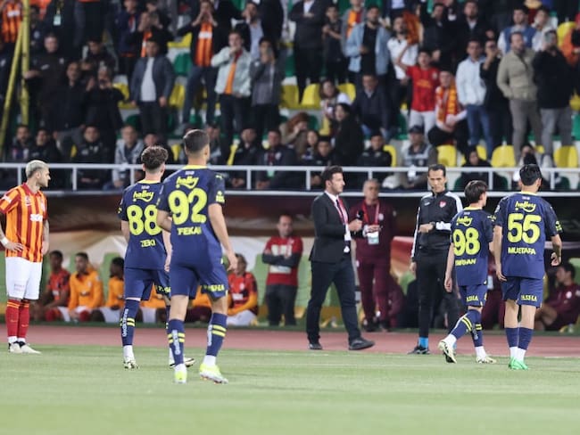Jugadores del Fenerbahce se retiran del terreno de juego en la final de la Supercopa ante Galatasaray / Getty Images