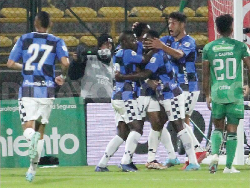 Los jugadores del Boyacá Chicó celebran uno de sus dos goles en Techo / Colprensa.