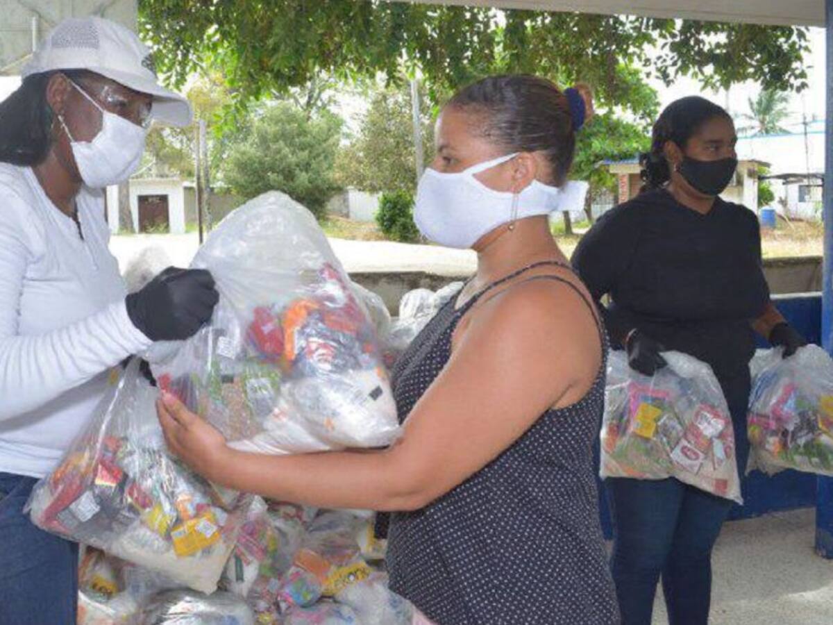 Entregan ayudas humanitarias a trabajadores de las playas en Cartagena