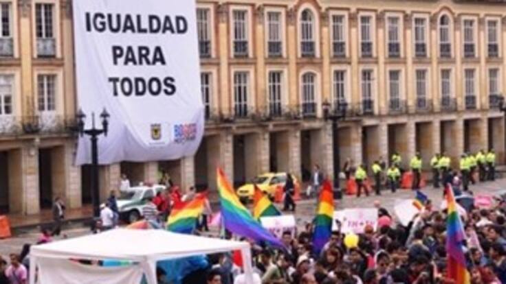 Orientación sexual no podrá ser obstáculo en adopción de parejas gay: Corte