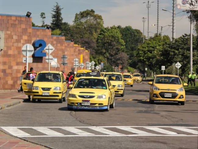 Van 21 tutelas contra Alcaldía de Bogotá por eliminación de taximetros