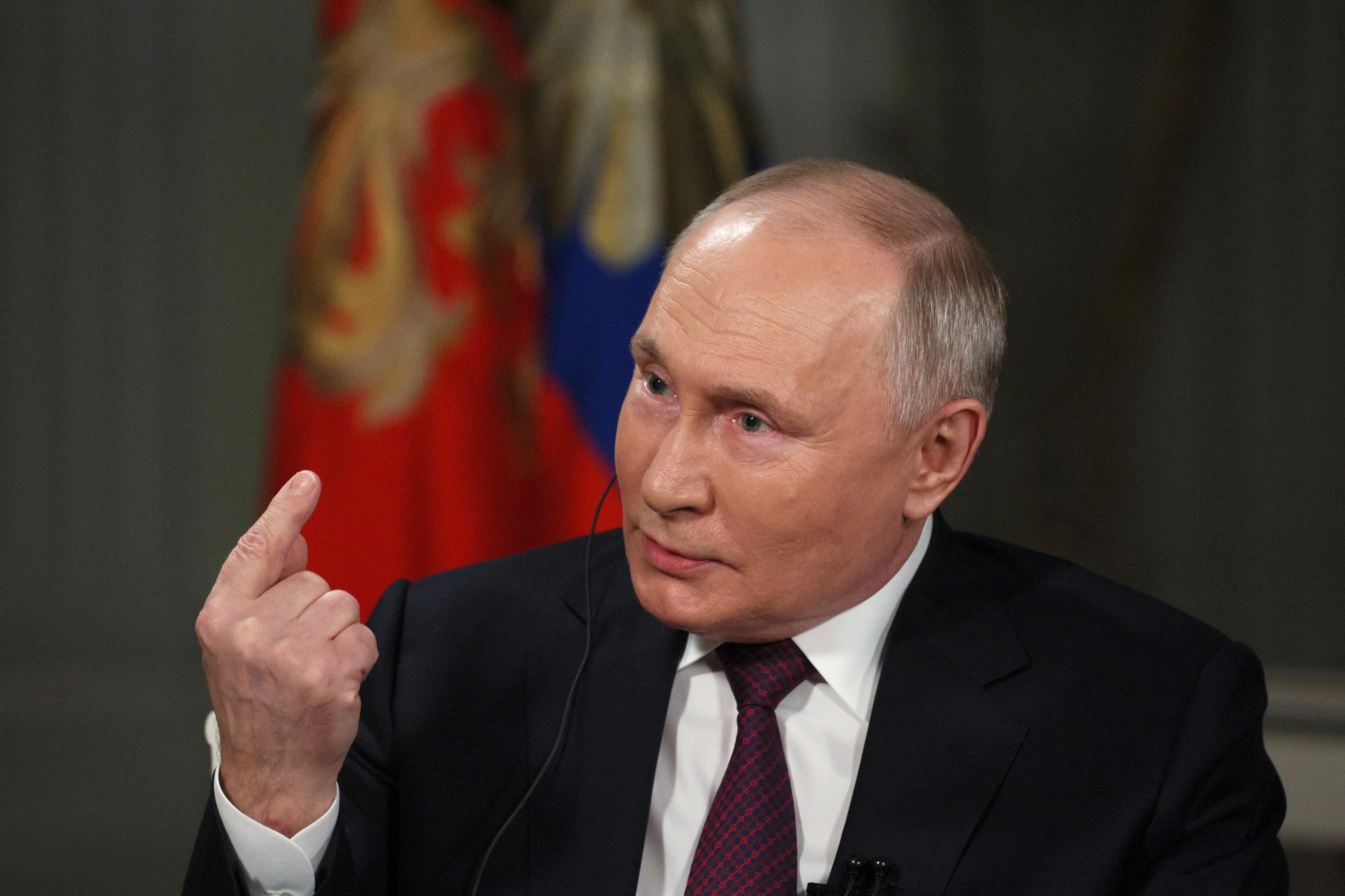 Moscow (Russian Federation), 08/02/2024.- Russian President Vladimir Putin speaks during an interview with US journalist Tucker Carlson at the Kremlin in Moscow, Russia, 09 February 2024. (Rusia, Moscú) EFE/EPA/GAVRIIL GRIGOROV/SPUTNIK/KREMLIN POOL MANDATORY CREDIT