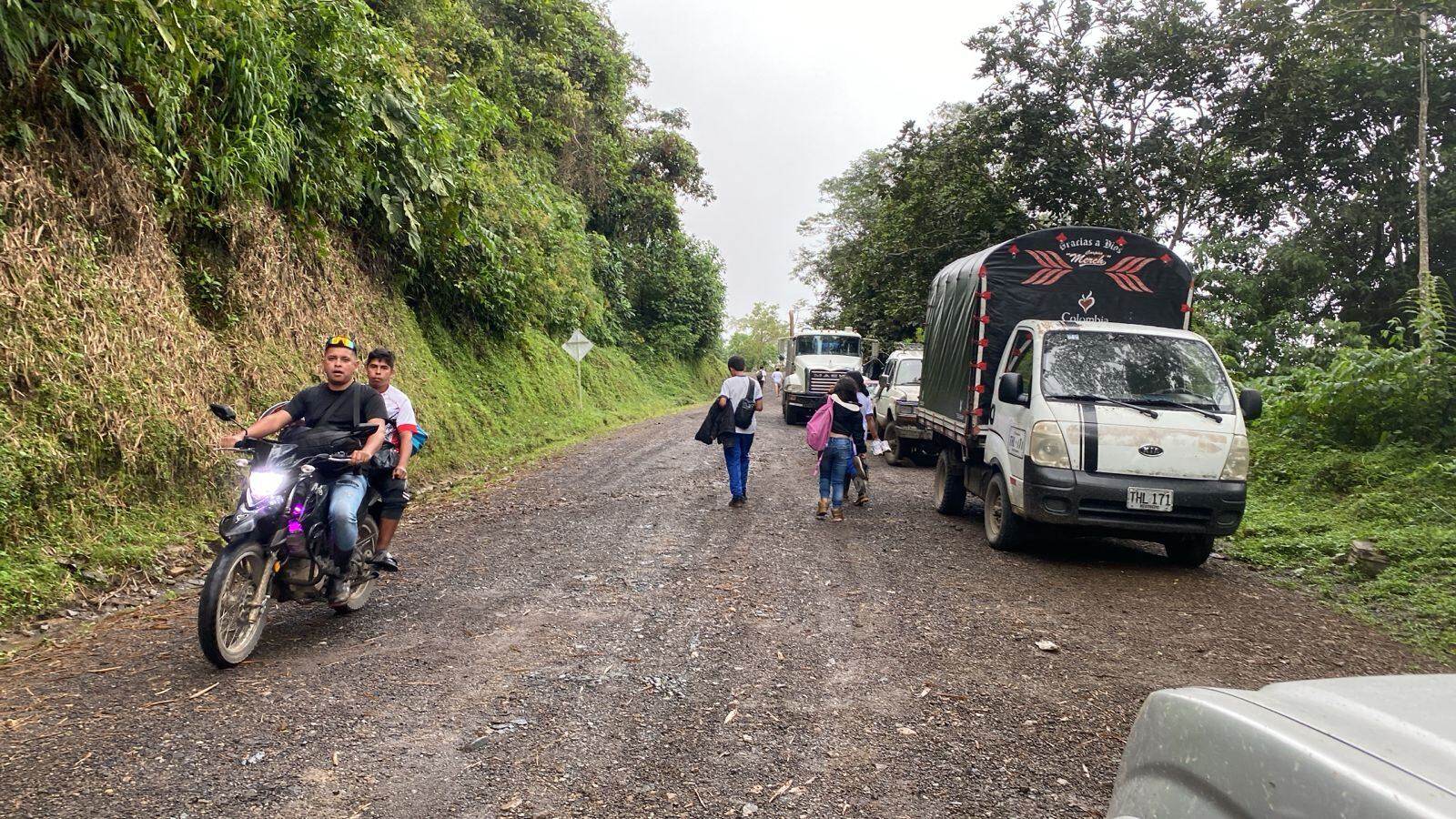 Los afectados llevan cuatro días atrapados entre los kilómetros 90 y 95, sin acceso a población cercana.