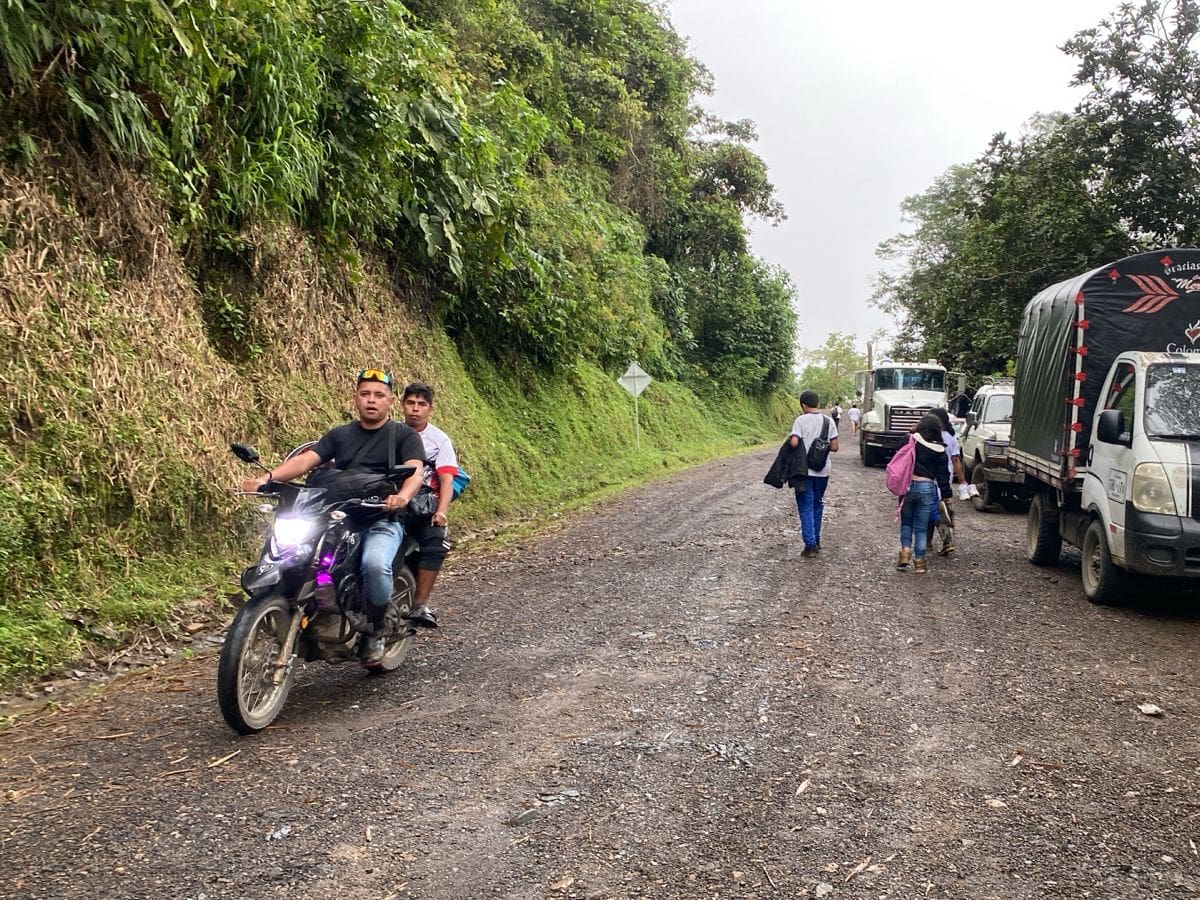 Más de 40 personas se encuentran atrapadas en la transversal de Boyacá por derrumbes