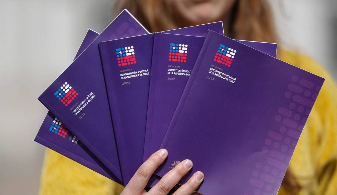 Ejemplares del borrador de la nueva Constitución para Chile.          Foto: Getty 