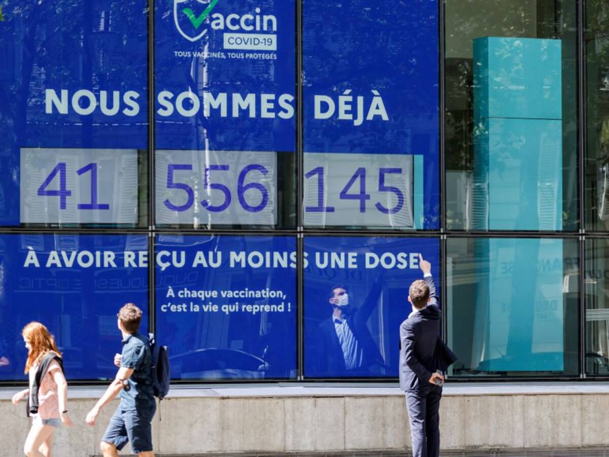 Francia regresa al uso del tapabocas en lugares turísticos