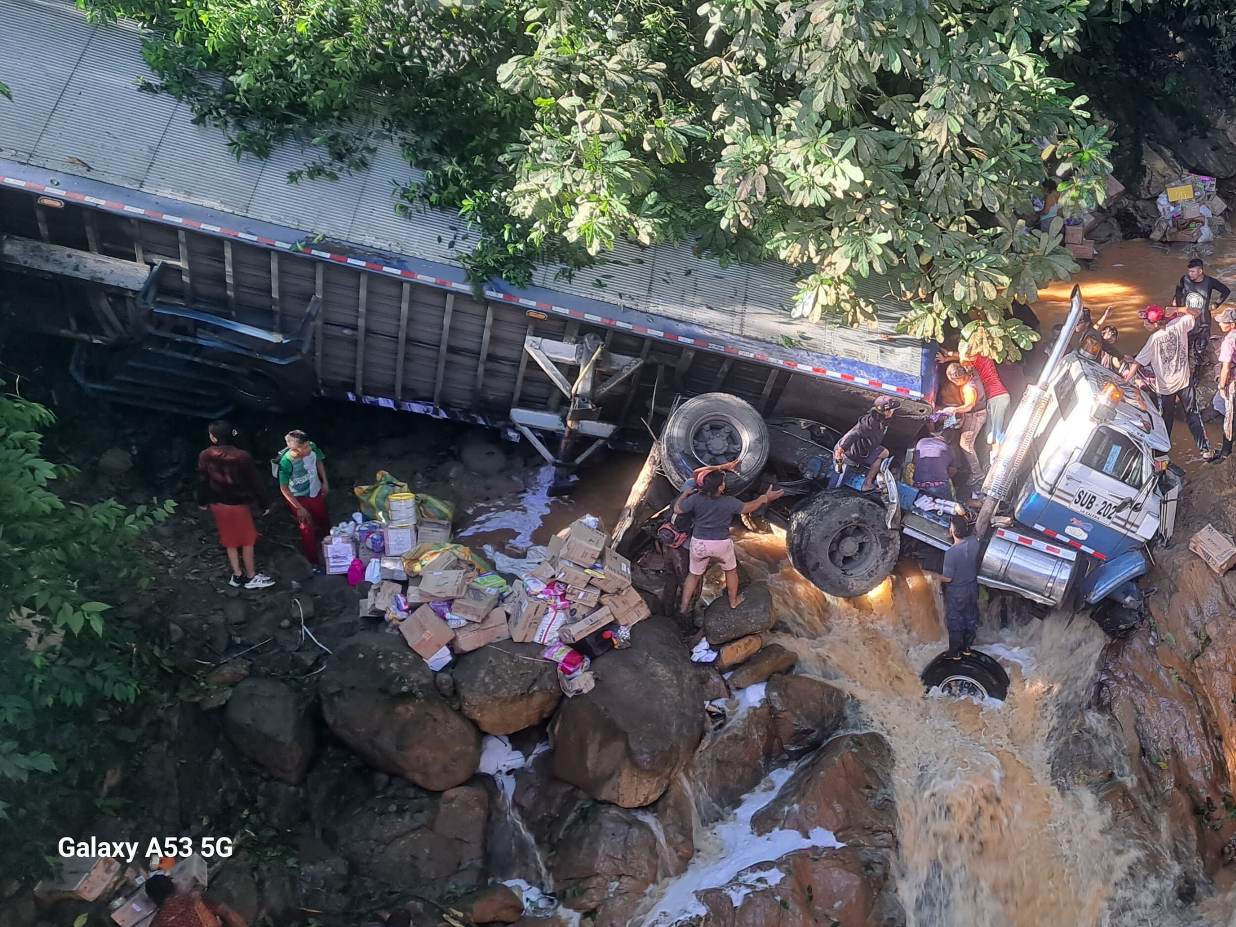 Camión accidentado y saqueado en Tarazá- foto cortesía