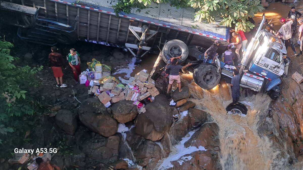 Un camión de carga se fue a una quebrada en Tarazá y la comunidad saqueó la carga