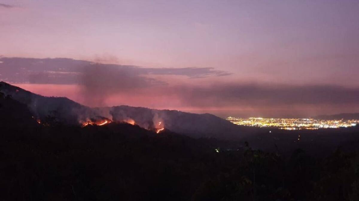 Incendio forestal fuera de control en la Sierra Nevada