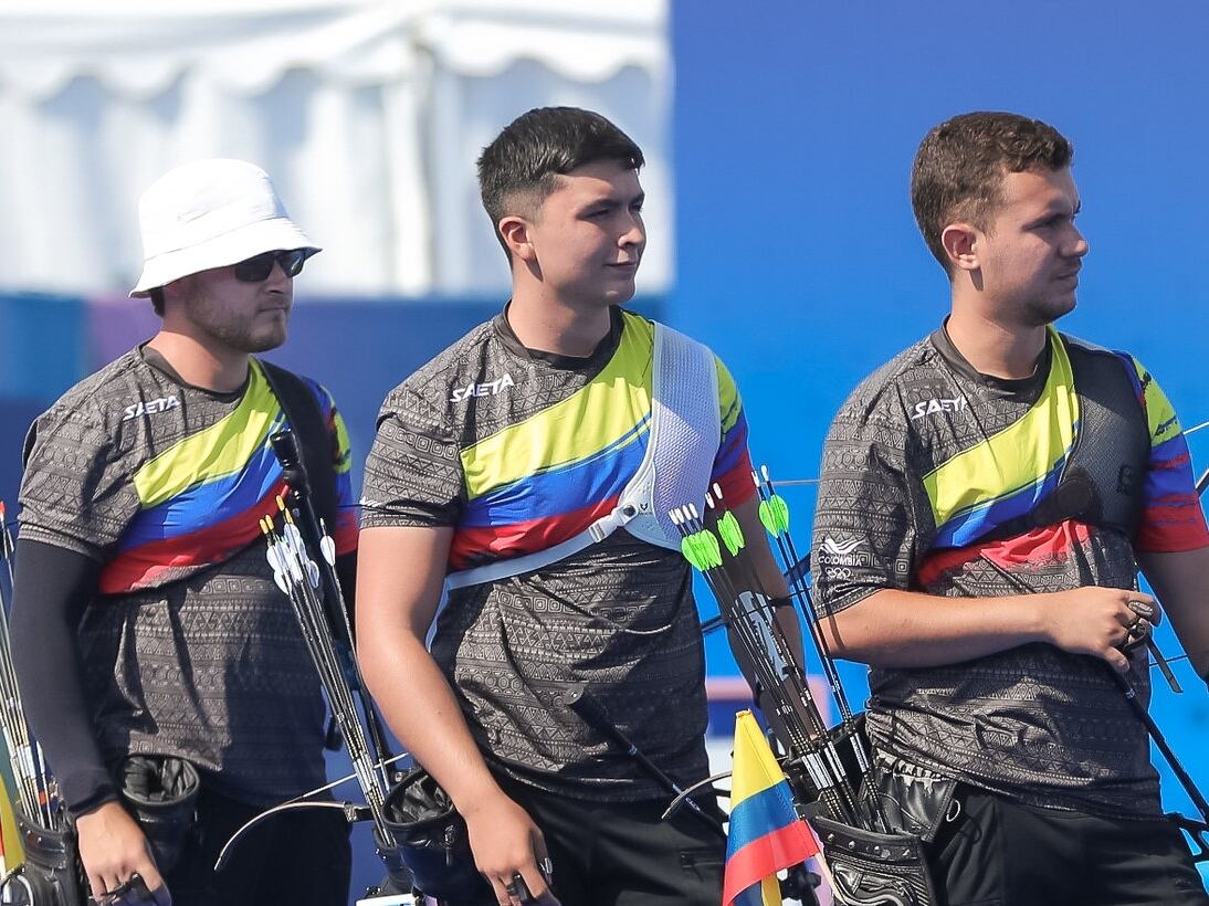 Santiago Arcila, Jorge Enríquez y Andrés Hernández, integrantes del equipo colombiano de tiro con arco masculino / Comité Olímpico Colombiano.