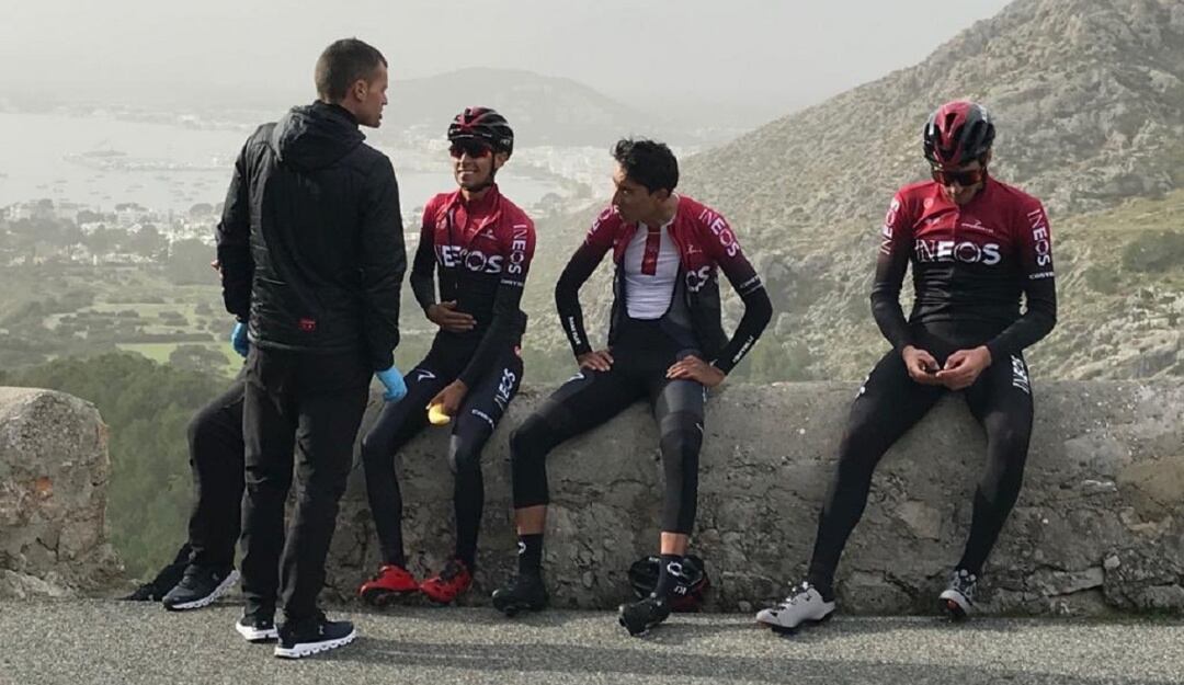Xabier Artetxe (de pie) junto a Egan Bernal.