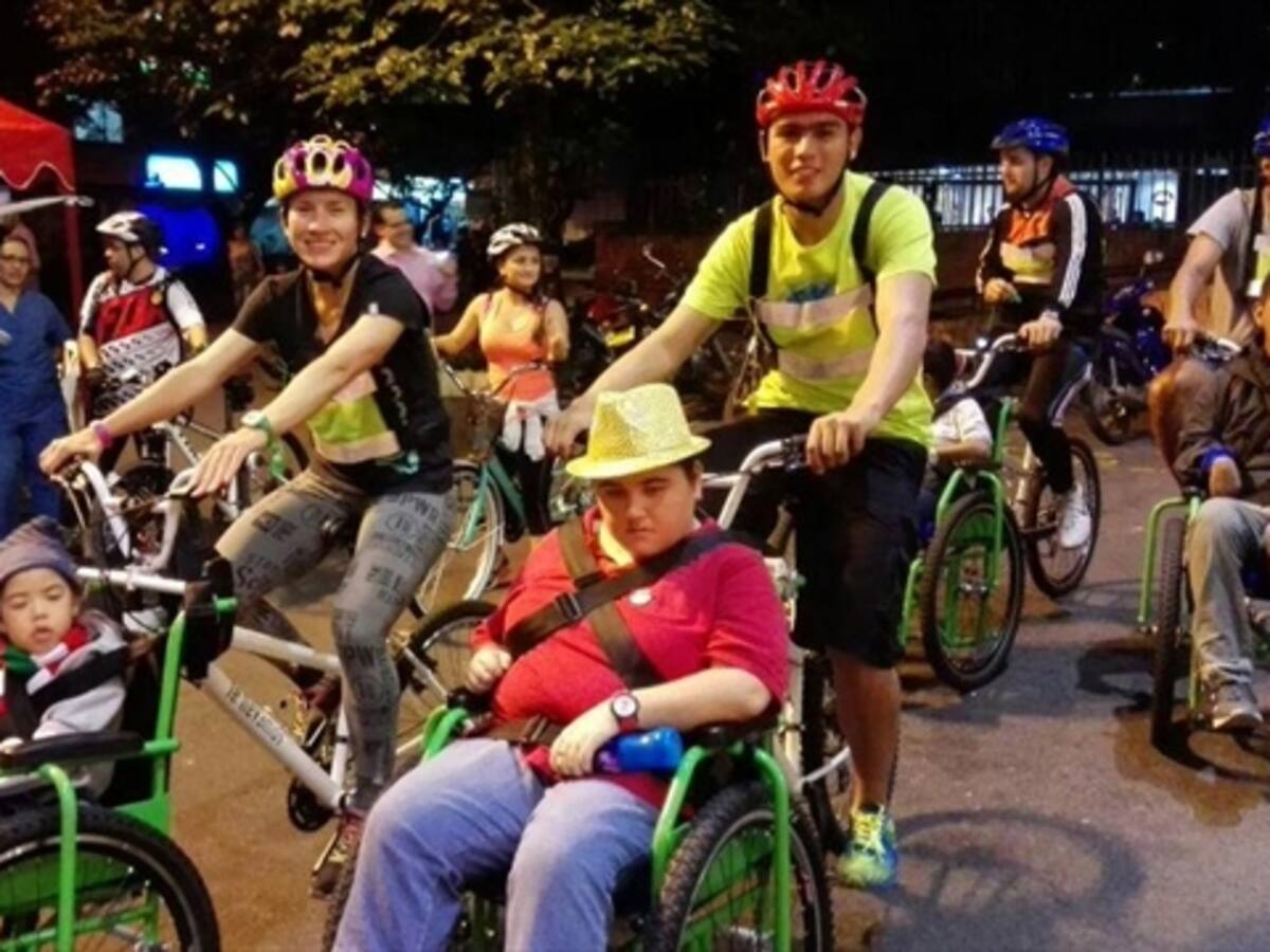 Discapacitados pasean en bicicleta para ver alumbrados en Envigado