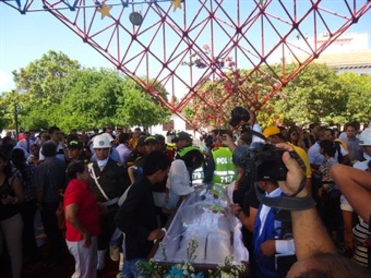 Siguen las filas para ver el féretro de Diomedes Díaz