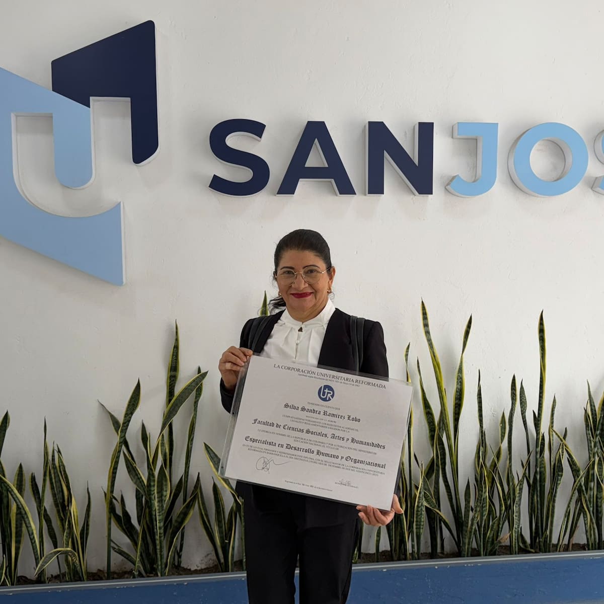 Fundación San José habría otorgado título a senadora Sandra Ramírez mediante convenio irregular