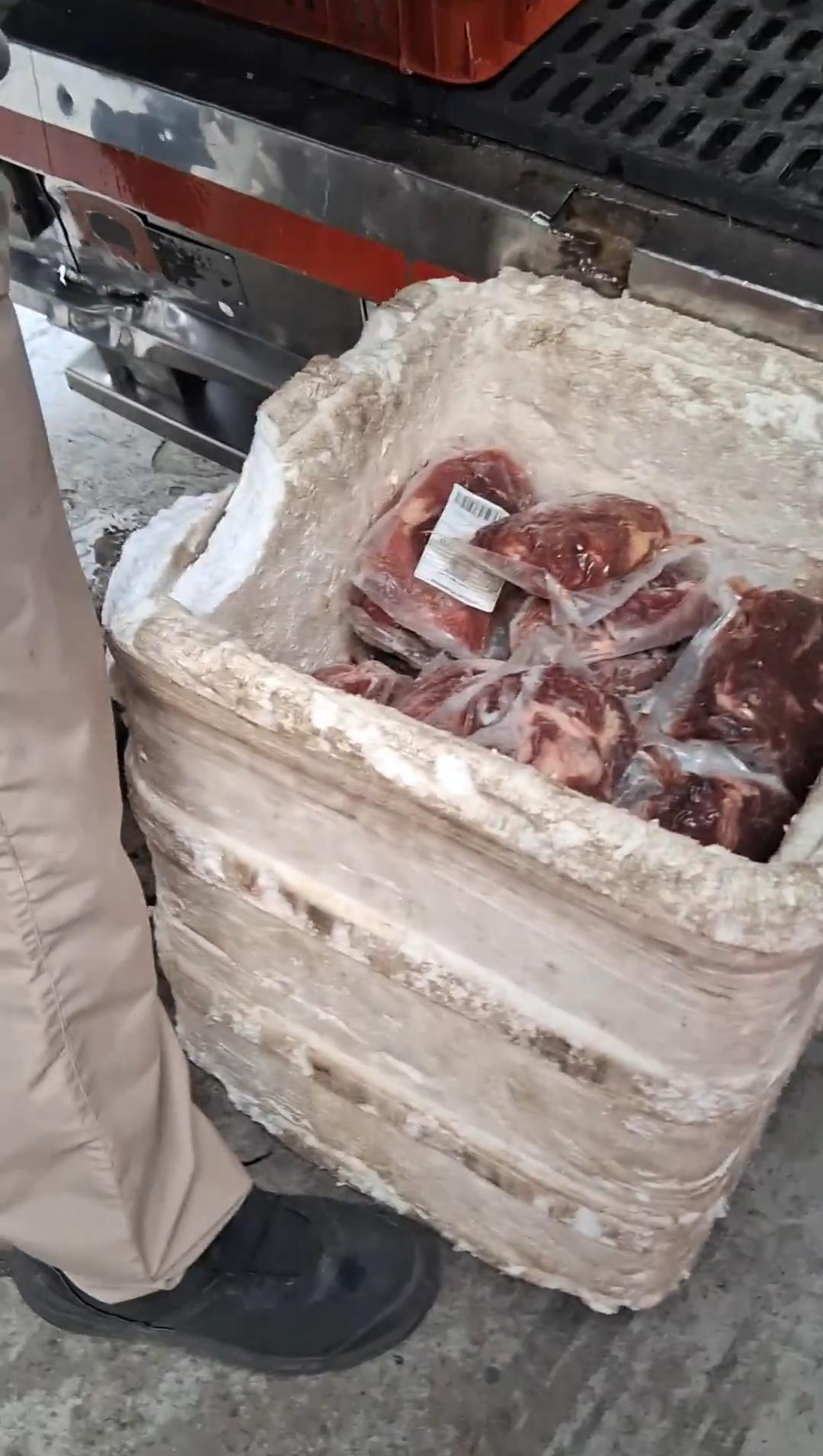 Carne empacada en una caja de icopor en la bodega del operador. Foto: Veeduría ciudadana PAE Manizales.