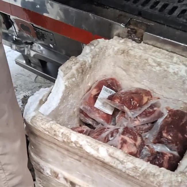 Carne empacada en una caja de icopor en la bodega del operador. Foto: Veeduría ciudadana PAE Manizales.