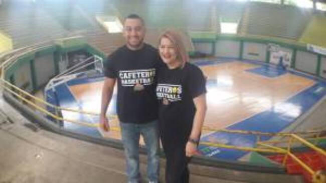 Andrés Camilo Acevedo jugador de Cafeteros y Paola Morales de comunicación de Cafeteros