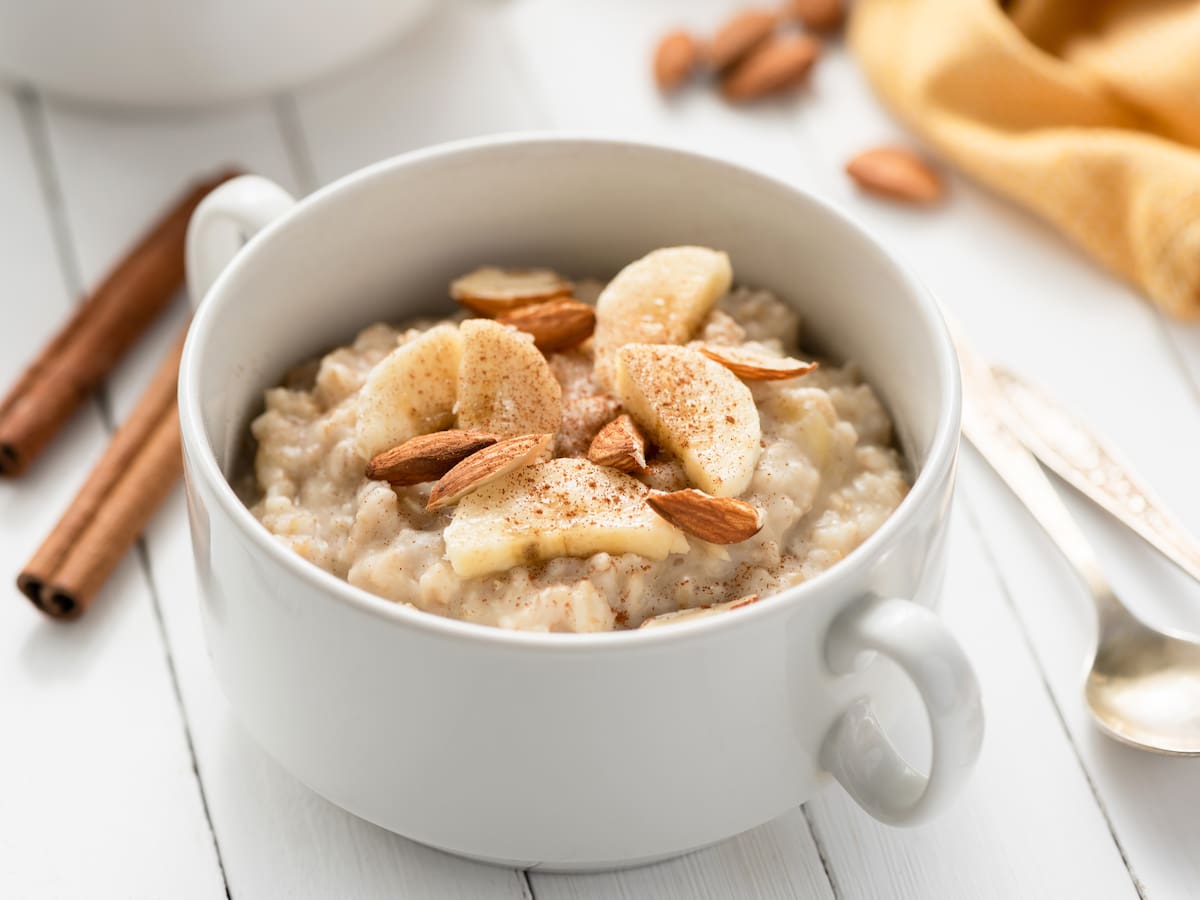 Beneficios de tomar avena con canela en las noches: mejora el colesterol y promueve el sueño