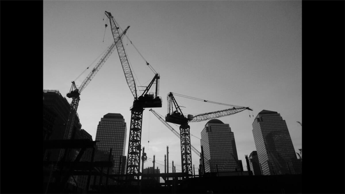 Desde la escotilla de un viejo Buque Museo construido en el año 1895 que navegando solo a vela llegó a Buenos Aires en el año 1898. Desde el interior antiguo se tiene una vista de la zona industrial de Puerto Madero, el Puente de la Mujer, los edificios modernos construidos y en desarrollo.. Fascinante ciudad. Foto: Karina Pérez