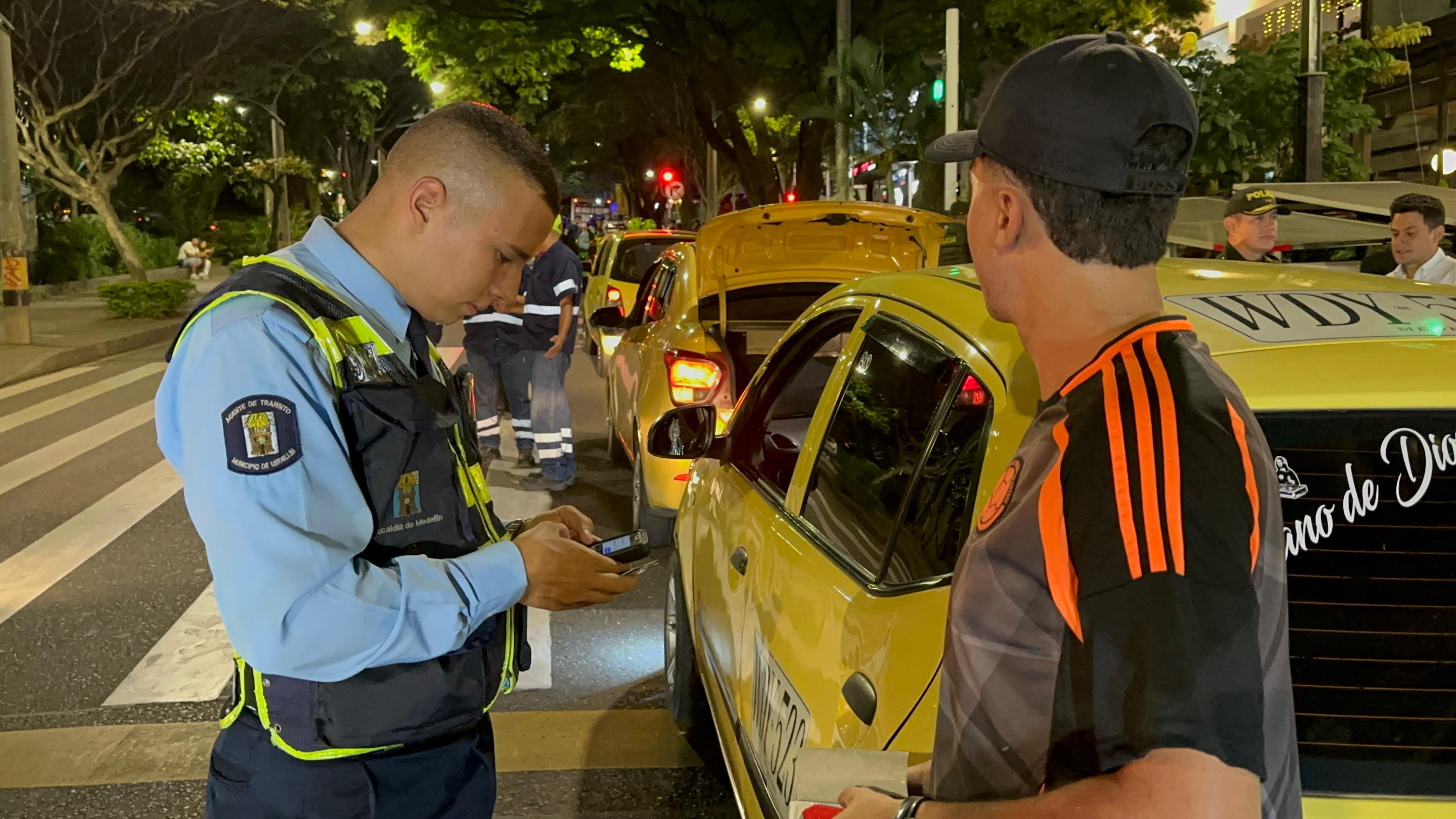 Operativos de control a conductores de vehículos de transporte público en Medellín. Foto: Cortesía