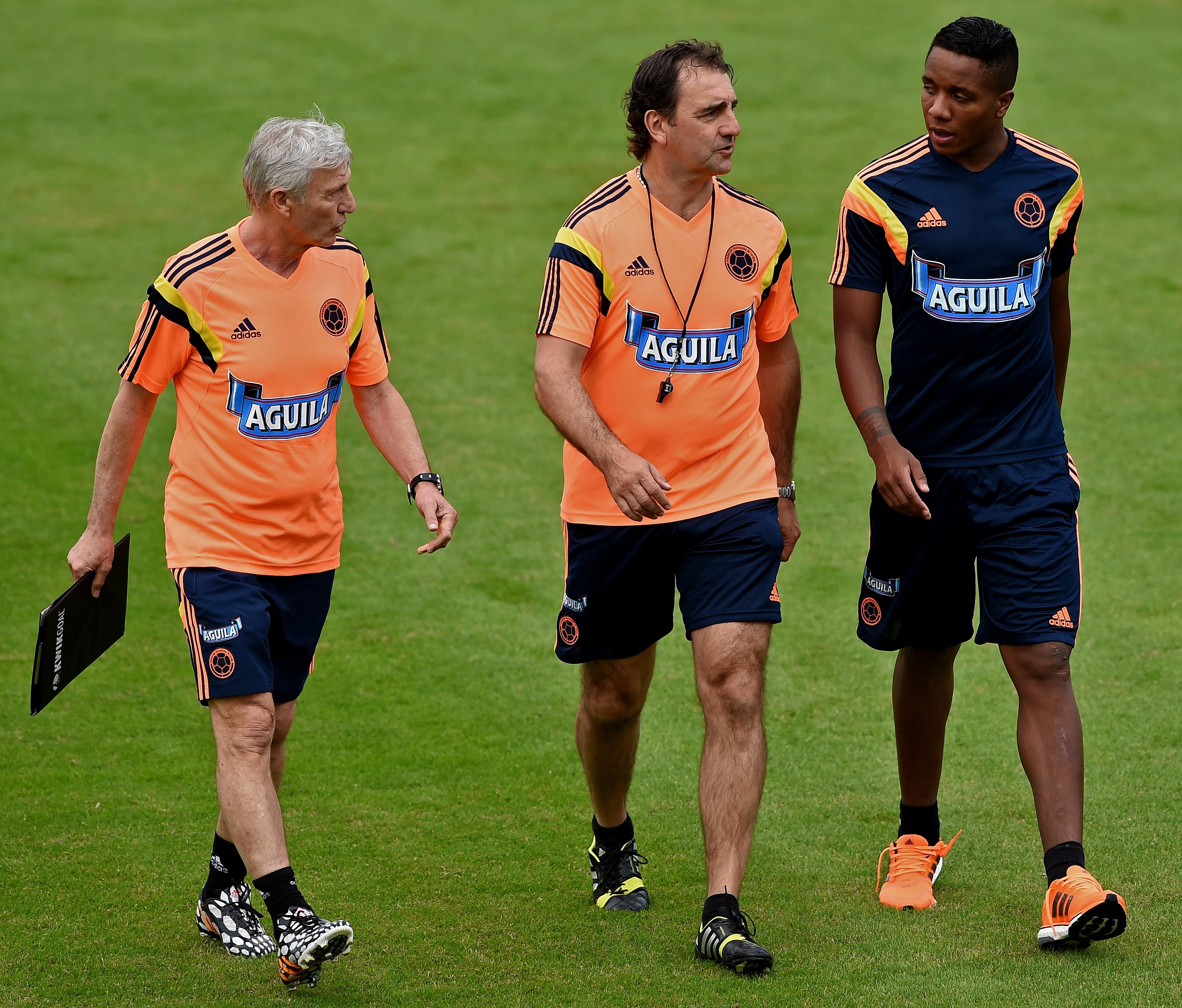 José Pékerman y Néstor Lorenzo durante su etapa en la Selección Colombia.  (Photo credit should read EITAN ABRAMOVICH/AFP via Getty Images)