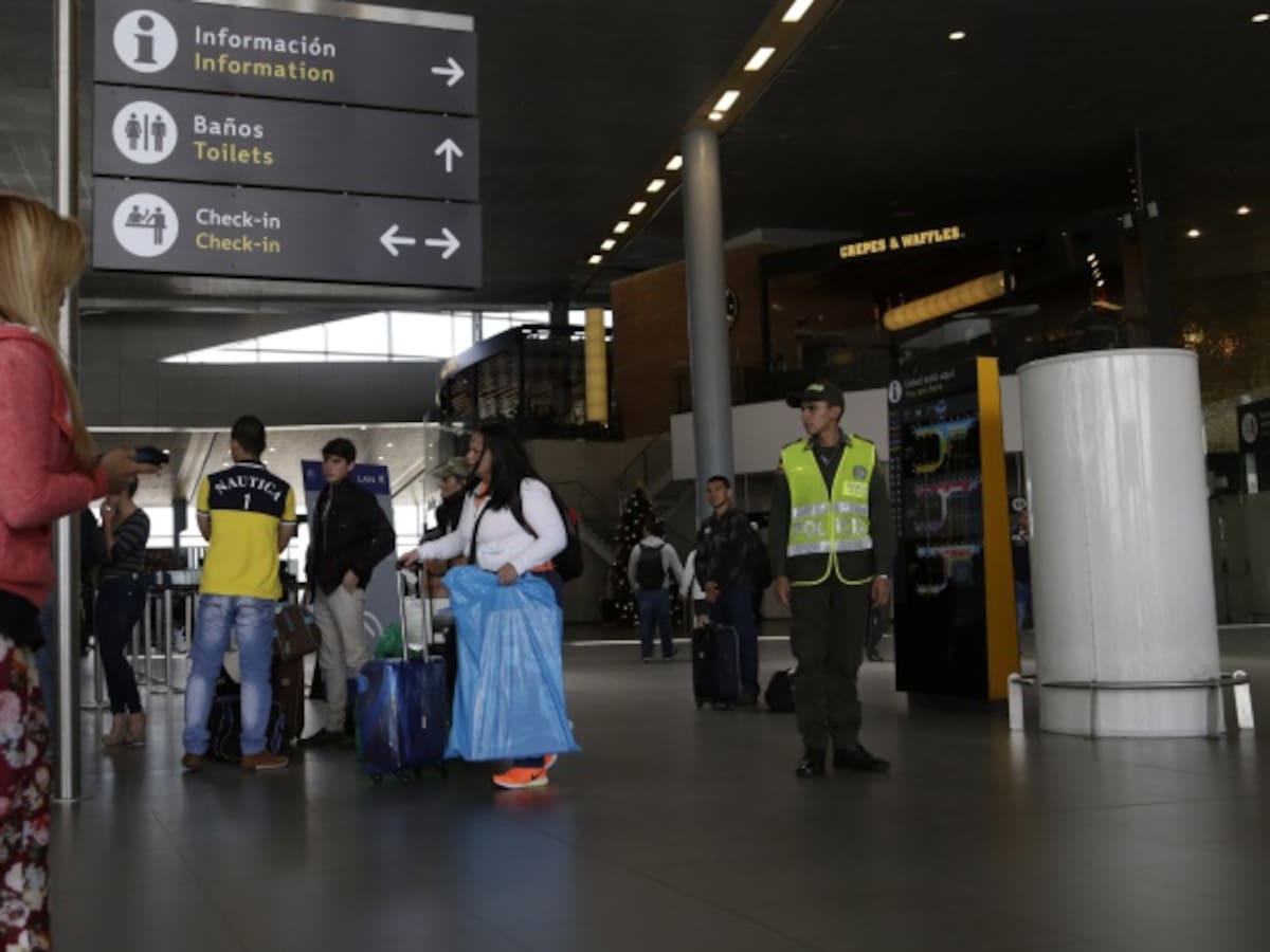 A la cárcel policía por recibir sobornos para permitir la salida de droga del país