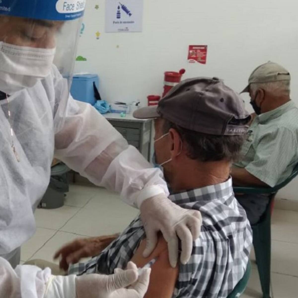 Segundas dosis de vacunas COVID deben ser aplicadas 12 semanas después