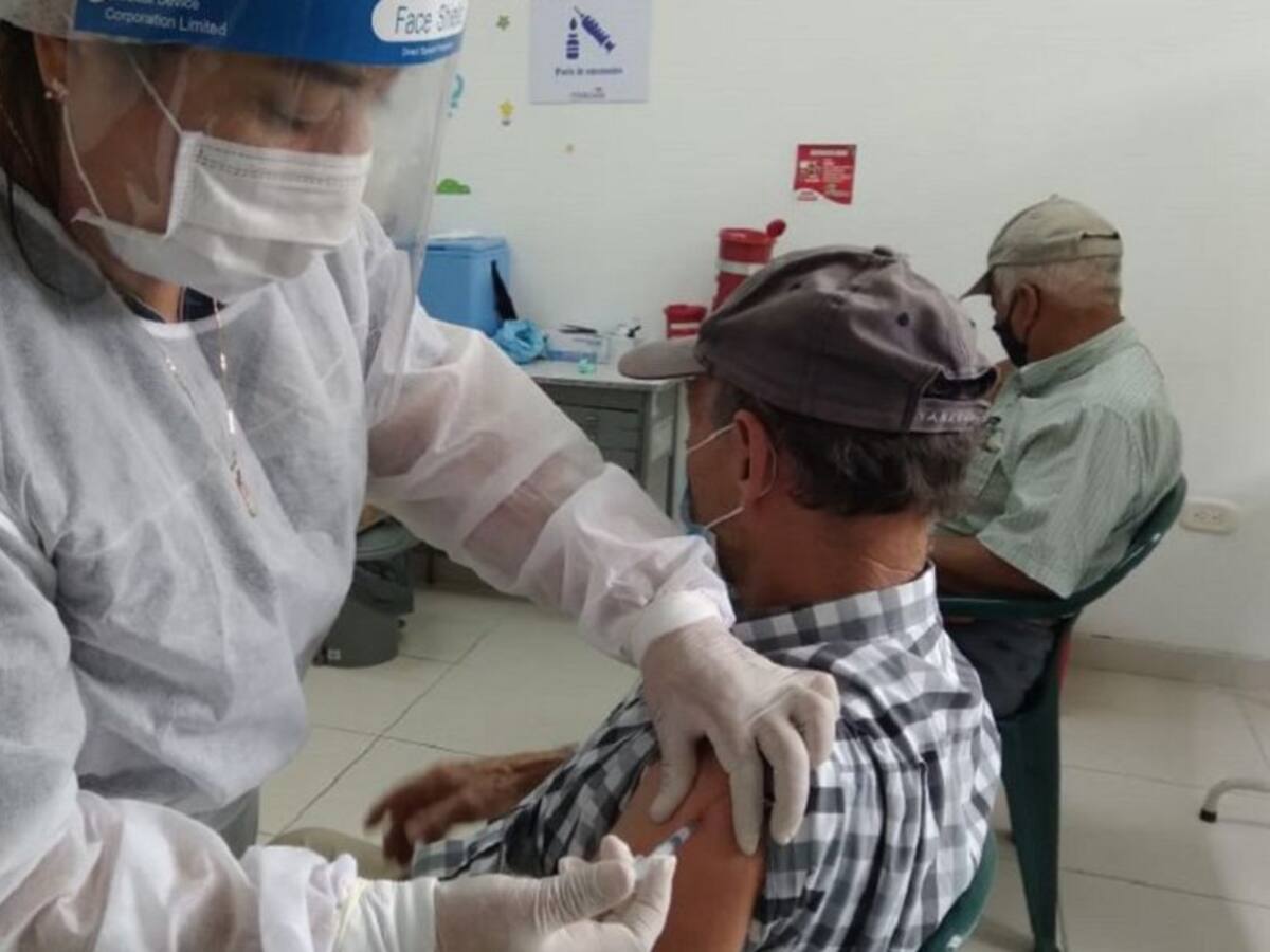 Segundas dosis de vacunas COVID deben ser aplicadas 12 semanas después
