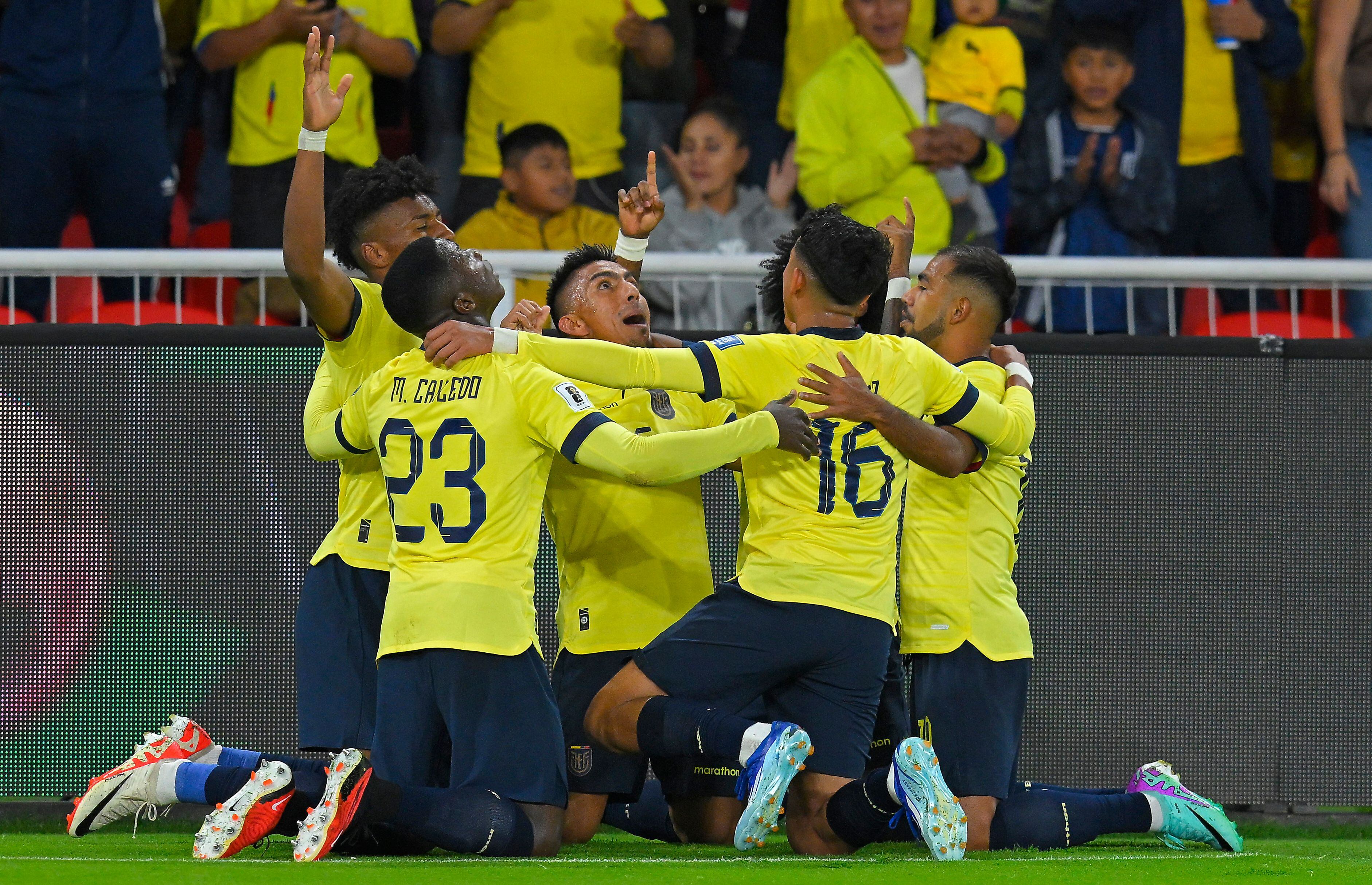 Ecuador celebrando tras el gol de Mena en el partido ante Chile. (Photo by Rodrigo BUENDIA / AFP) (Photo by RODRIGO BUENDIA/AFP via Getty Images)