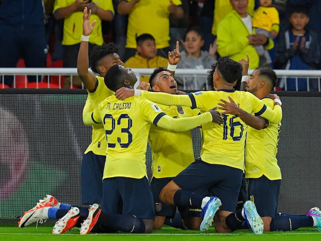 Ecuador celebrando tras el gol de Mena en el partido ante Chile. (Photo by Rodrigo BUENDIA / AFP) (Photo by RODRIGO BUENDIA/AFP via Getty Images)