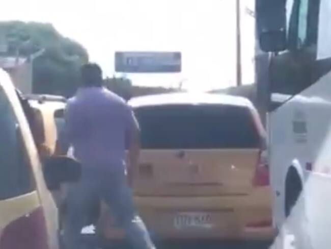 Piden sancionar a taxista que golpeó con bate al vehículo de su compañero
