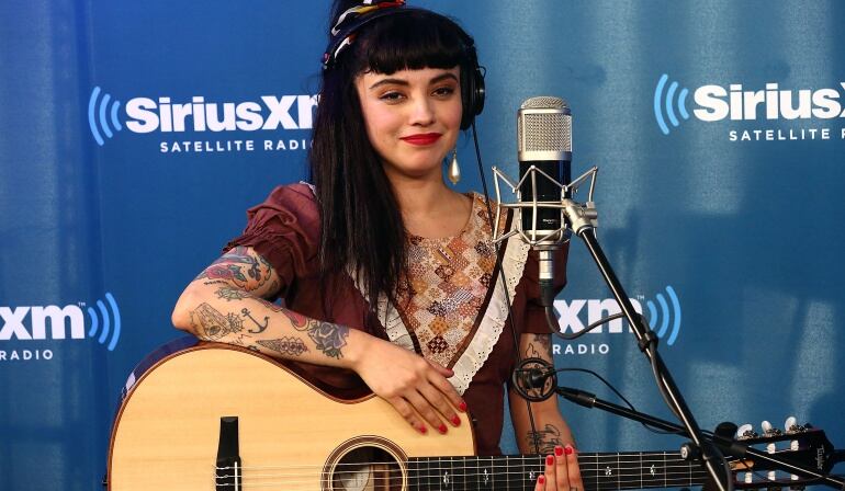 Mon Laferte presenta 'El Beso', su más reciente sencillo