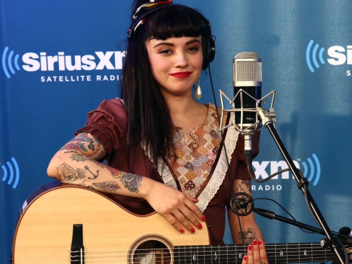 Mon Laferte presenta 'El Beso', su más reciente sencillo