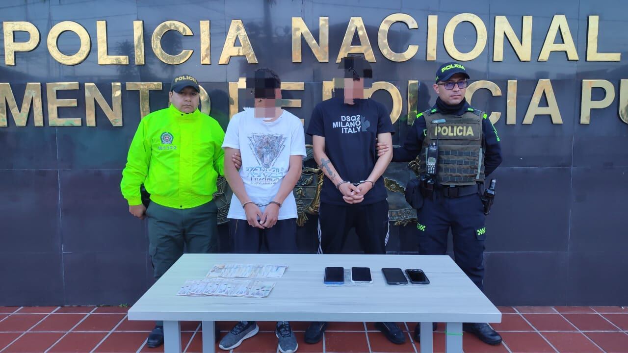 Al momento que los policías le realiza un registro a estos sujetos, le fueron encontrados el dinero que habían hurtado.