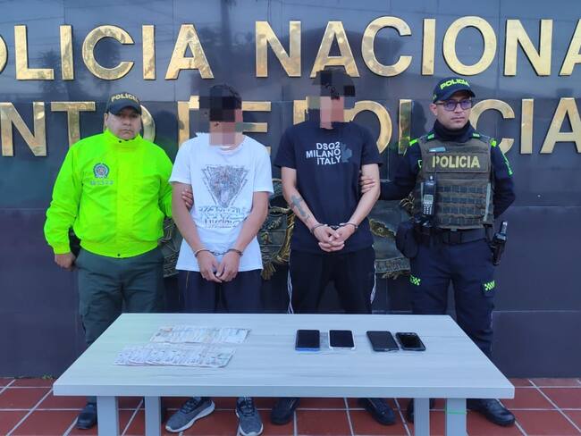 Al momento que los policías le realiza un registro a estos sujetos, le fueron encontrados el dinero que habían hurtado.