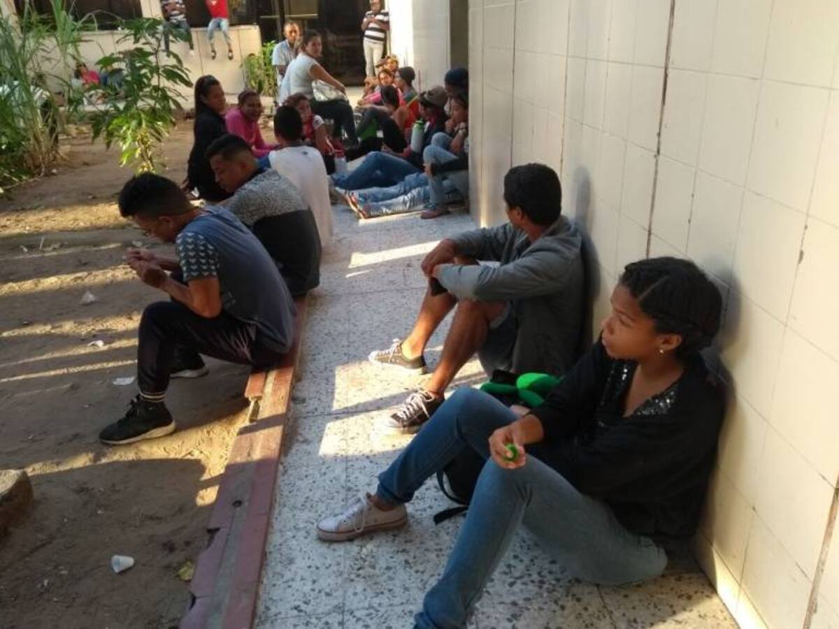 Venezolanos aguantan el frío de la noche para registrarse en Barranquilla