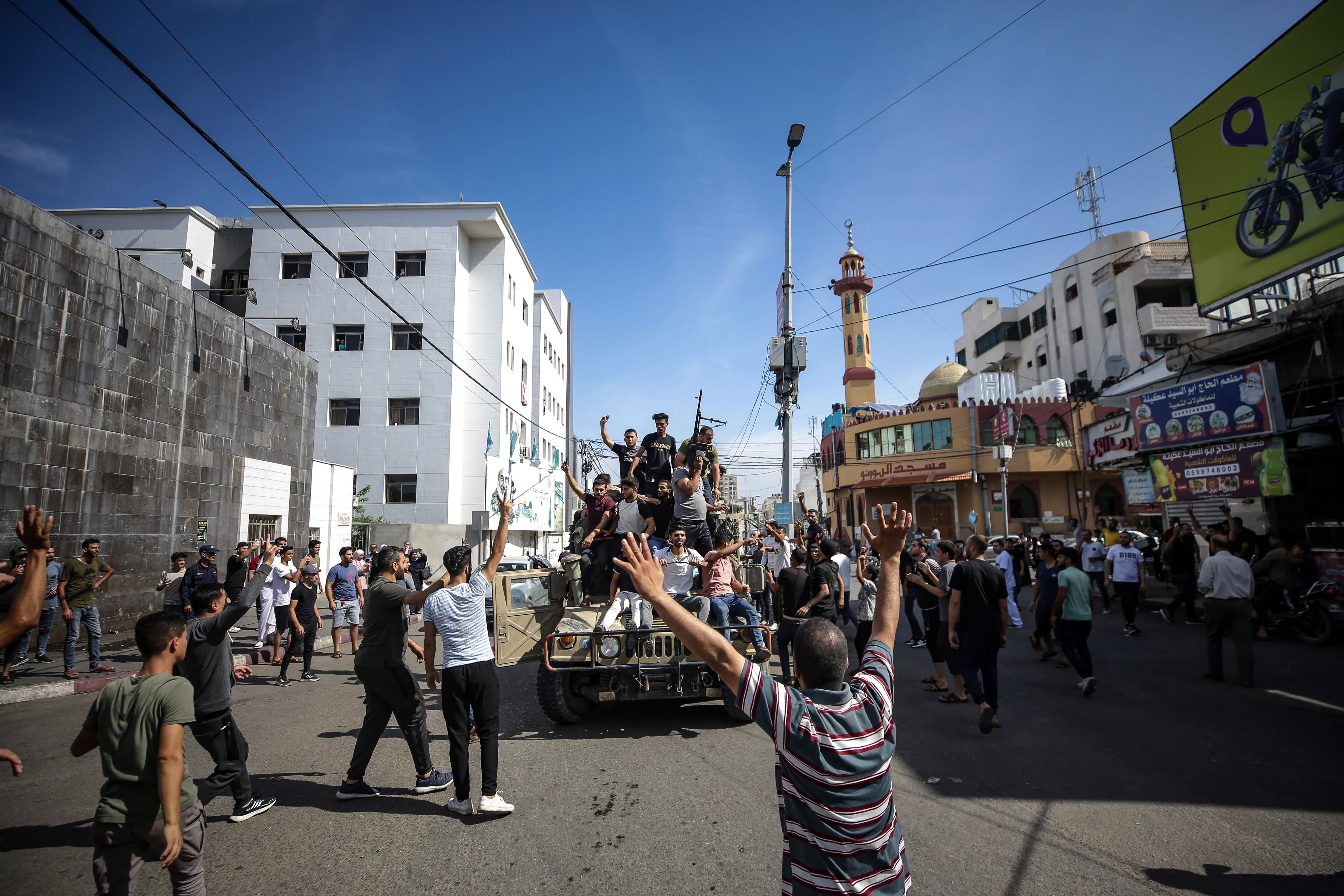 Gaza City (---), 07/10/2023.- Palestinians ride an Israeli military jeep in the streets of Gaza during the storming of Israeli settlements by militants of the Ezz Al-Din Al Qassam militia, the military wing of Hamas movement, Gaza city, 07 October 2023. Rocket barrages were launched from the Gaza Strip early Saturday in a surprise attack claimed by the Islamist movement Hamas. (tormenta) EFE/EPA/HAITHAM IMAD