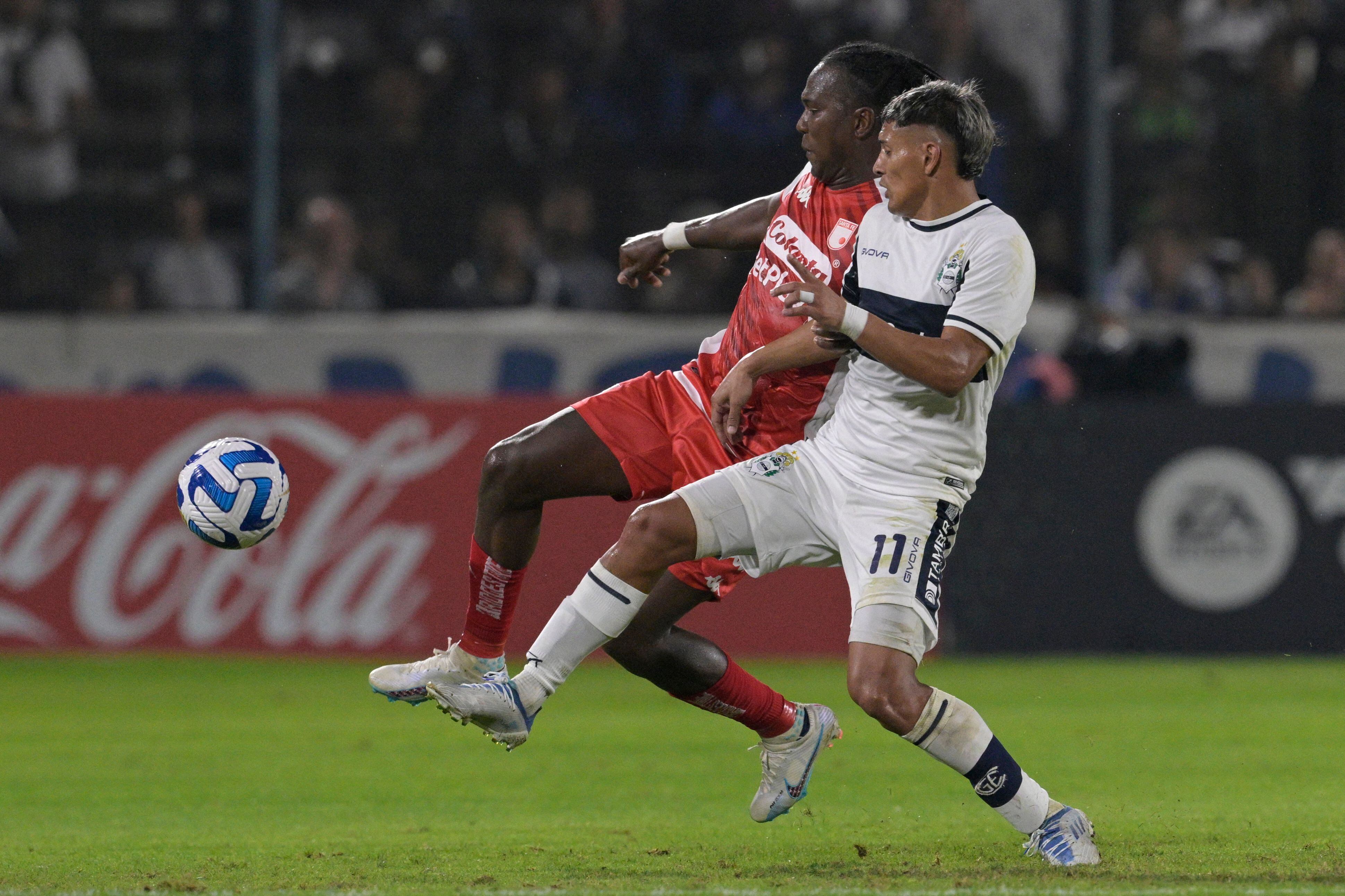 Santa Fe cayó con Gimnasia en Copa Sudamericana. (Photo by JUAN MABROMATA / AFP) (Photo by JUAN MABROMATA/AFP via Getty Images)
