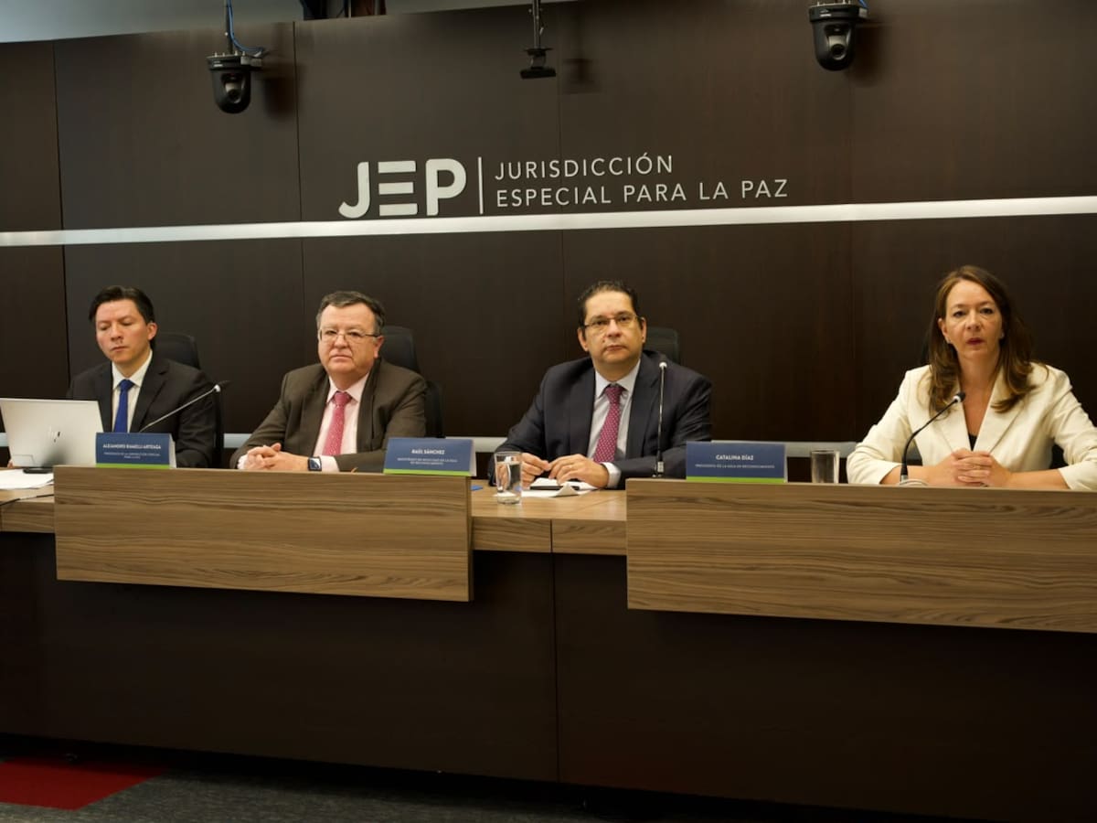 JEP imputa crímenes de guerra y de lesa humanidad a 5 excomandantes de exFarc por violencia sexual