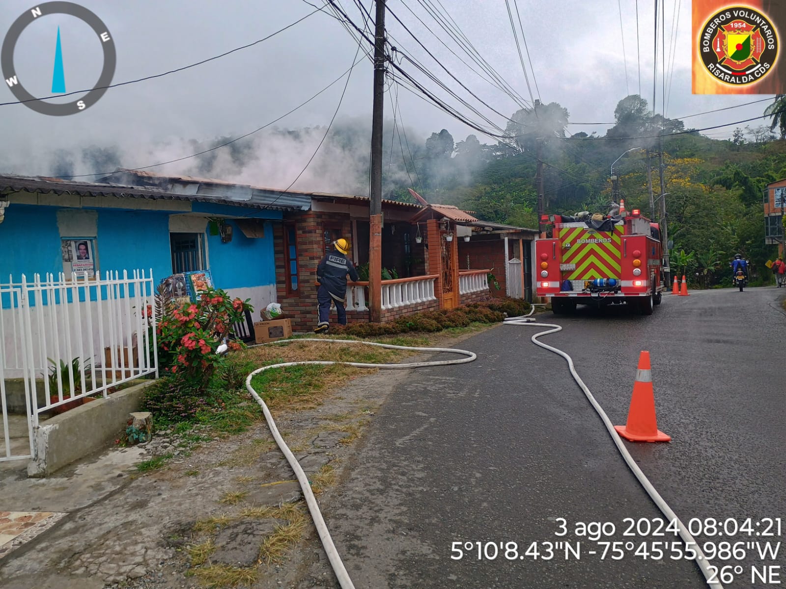 Incendio atendido por bomberos en el sector de La Gruta, en el municipio de Risaralda. Foto: Cuerpo Voluntario de Bomberos de Risaralda, Caldas.