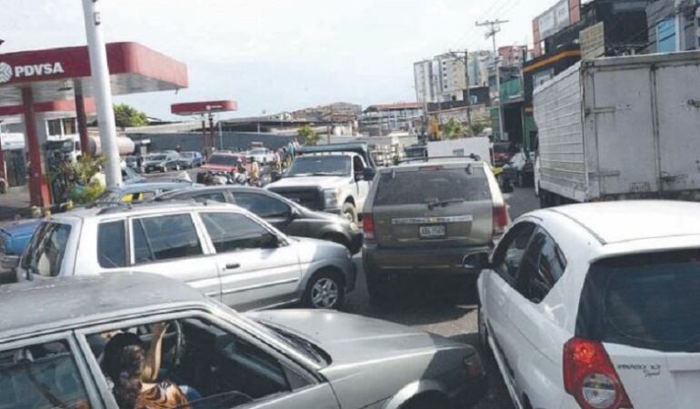 Largas filas de vehículos para abastecerse de gasolina en el Táchira